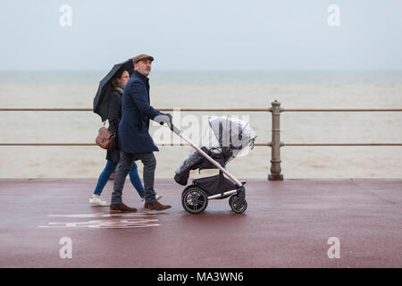 Hastings, East Sussex, UK. 30 Mär, 2018. UK Wetter: Die Osterferien beginnen mit einer Auswaschung in der Küstenstadt Hastings mit strömendem Regen für den Rest des Tages erwartet. Foto: Paul Lawrenson/Alamy leben Nachrichten Stockfoto