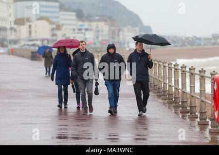 Hastings, East Sussex, UK. 30 Mär, 2018. UK Wetter: Die Osterferien beginnen mit einer Auswaschung in der Küstenstadt Hastings mit strömendem Regen für den Rest des Tages erwartet. Foto: Paul Lawrenson/Alamy leben Nachrichten Stockfoto