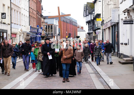 Hereford, Herefordshire, UK - Gute Freitag, den 30. März 2018 - Christen gehen obwohl die Stadt an Ostern während der Wanderung des Zeugnisses Service am Karfreitag - Foto Steven Mai/Alamy leben Nachrichten Stockfoto