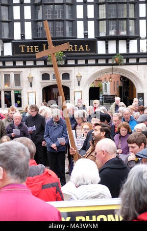 Hereford, Herefordshire, UK - Gute Freitag, den 30. März 2018 - Christen versammeln zu singen, wie sie durch die Stadt zu Ostern Spaziergang während der Wanderung des Zeugnisses Service am Karfreitag - Foto Steven Mai/Alamy leben Nachrichten Stockfoto