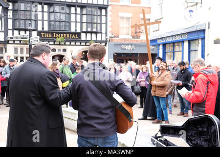 Hereford, Herefordshire, UK - Gute Freitag, den 30. März 2018 - Christen versammeln zu singen, wie sie durch die Stadt zu Ostern Spaziergang während der Wanderung des Zeugnisses Service am Karfreitag - Foto Steven Mai/Alamy leben Nachrichten Stockfoto