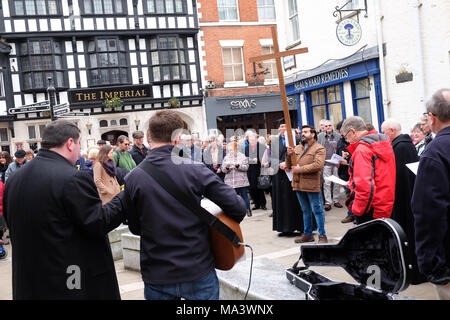 Hereford, Herefordshire, UK - Gute Freitag, den 30. März 2018 - Christen versammeln zu singen, wie sie durch die Stadt zu Ostern Spaziergang während der Wanderung des Zeugnisses Service am Karfreitag - Foto Steven Mai/Alamy leben Nachrichten Stockfoto