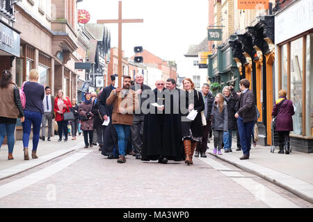 Hereford, Herefordshire, UK - Gute Freitag, den 30. März 2018 - Christen zu Fuß durch die Stadt zu Ostern während der Wanderung des Zeugnisses Service am Karfreitag - Foto Steven Mai/Alamy leben Nachrichten Stockfoto