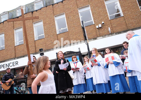 Hereford, Herefordshire, UK - Gute Freitag, den 30. März 2018 - Christen versammeln zu singen, wie sie durch die Stadt zu Ostern Spaziergang während der Wanderung des Zeugnisses Service am Karfreitag - Foto Steven Mai/Alamy leben Nachrichten Stockfoto