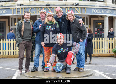 Crawley, Großbritannien am 30. März 2018 - Mitglieder des Handrcoss 49 Rs Team an der Welt Murmeln Meisterschaften an der Greyhound Pub im Tinsley Green in der Nähe von Crawley statt. Diese Veranstaltung findet jährlich jeden Karfreitag und hat in seiner aktuellen Form seit 1932 Foto: Simon Dack Credit: Simon Dack/Alamy Live gespielt worden Stockfoto