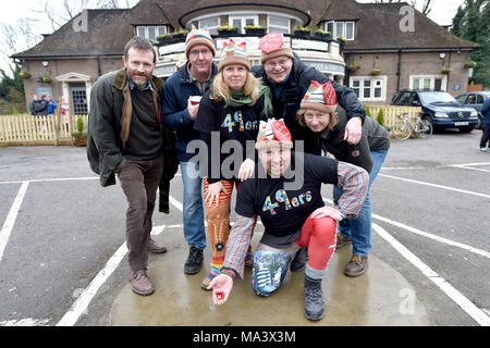 Crawley, Großbritannien am 30. März 2018 - Mitglieder des Handrcoss 49 Rs Team an der Welt Murmeln Meisterschaften an der Greyhound Pub im Tinsley Green in der Nähe von Crawley statt. Diese Veranstaltung findet jährlich jeden Karfreitag und hat in seiner aktuellen Form seit 1932 Foto: Simon Dack Credit: Simon Dack/Alamy Live gespielt worden Stockfoto