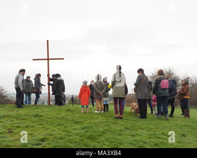 Münster am Meer, Kent, Großbritannien. 30. März, 2018. Karfreitag Zeremonie: Kirchen gemeinsam in Sheppey (CTiS) jährlichen Karfreitagsprozession des Zeugnisses. Drei Holzkreuze wurden von Sheerness, Eastchurch und auf halbem Weg zu einer Zeremonie im Regen an der Spitze der Glen in Münster am See, einer der höchsten Punkte der Insel Sheppey. Der einfache Dienst ist für alle Stückelungen von Kirchen gemeinsam organisiert in Sheppey (CTiS) und auf die grünen Hügel der Insel mit mehr als 35 Jahren statt. Credit: James Bell/Alamy leben Nachrichten Stockfoto