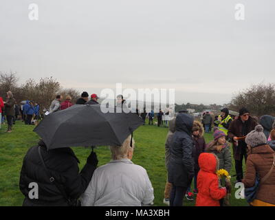 Münster am Meer, Kent, Großbritannien. 30. März, 2018. Karfreitag Zeremonie: Kirchen gemeinsam in Sheppey (CTiS) jährlichen Karfreitagsprozession des Zeugnisses. Drei Holzkreuze wurden von Sheerness, Eastchurch und auf halbem Weg zu einer Zeremonie im Regen an der Spitze der Glen in Münster am See, einer der höchsten Punkte der Insel Sheppey. Der einfache Dienst ist für alle Stückelungen von Kirchen gemeinsam organisiert in Sheppey (CTiS) und auf die grünen Hügel der Insel mit mehr als 35 Jahren statt. Credit: James Bell/Alamy leben Nachrichten Stockfoto