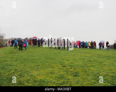 Münster am Meer, Kent, Großbritannien. 30. März, 2018. Karfreitag Zeremonie: Kirchen gemeinsam in Sheppey (CTiS) jährlichen Karfreitagsprozession des Zeugnisses. Drei Holzkreuze wurden von Sheerness, Eastchurch und auf halbem Weg zu einer Zeremonie im Regen an der Spitze der Glen in Münster am See, einer der höchsten Punkte der Insel Sheppey. Der einfache Dienst ist für alle Stückelungen von Kirchen gemeinsam organisiert in Sheppey (CTiS) und auf die grünen Hügel der Insel mit mehr als 35 Jahren statt. Credit: James Bell/Alamy leben Nachrichten Stockfoto