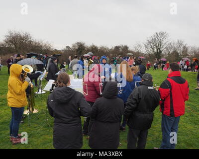 Münster am Meer, Kent, Großbritannien. 30. März, 2018. Karfreitag Zeremonie: Kirchen gemeinsam in Sheppey (CTiS) jährlichen Karfreitagsprozession des Zeugnisses. Drei Holzkreuze wurden von Sheerness, Eastchurch und auf halbem Weg zu einer Zeremonie im Regen an der Spitze der Glen in Münster am See, einer der höchsten Punkte der Insel Sheppey. Der einfache Dienst ist für alle Stückelungen von Kirchen gemeinsam organisiert in Sheppey (CTiS) und auf die grünen Hügel der Insel mit mehr als 35 Jahren statt. Credit: James Bell/Alamy leben Nachrichten Stockfoto