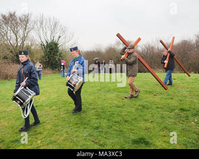 Münster am Meer, Kent, Großbritannien. 30. März, 2018. Karfreitag Zeremonie: Kirchen gemeinsam in Sheppey (CTiS) jährlichen Karfreitagsprozession des Zeugnisses. Drei Holzkreuze wurden von Sheerness, Eastchurch und auf halbem Weg zu einer Zeremonie im Regen an der Spitze der Glen in Münster am See, einer der höchsten Punkte der Insel Sheppey. Der einfache Dienst ist für alle Stückelungen von Kirchen gemeinsam organisiert in Sheppey (CTiS) und auf die grünen Hügel der Insel mit mehr als 35 Jahren statt. Credit: James Bell/Alamy leben Nachrichten Stockfoto