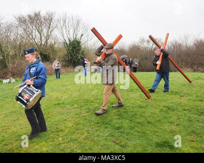 Münster am Meer, Kent, Großbritannien. 30. März, 2018. Karfreitag Zeremonie: Kirchen gemeinsam in Sheppey (CTiS) jährlichen Karfreitagsprozession des Zeugnisses. Drei Holzkreuze wurden von Sheerness, Eastchurch und auf halbem Weg zu einer Zeremonie im Regen an der Spitze der Glen in Münster am See, einer der höchsten Punkte der Insel Sheppey. Der einfache Dienst ist für alle Stückelungen von Kirchen gemeinsam organisiert in Sheppey (CTiS) und auf die grünen Hügel der Insel mit mehr als 35 Jahren statt. Credit: James Bell/Alamy leben Nachrichten Stockfoto