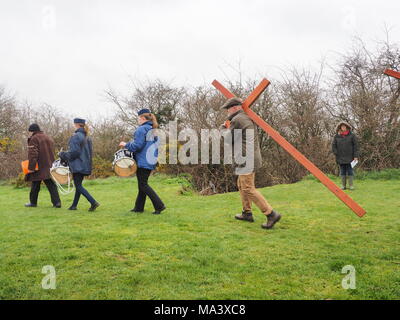 Münster am Meer, Kent, Großbritannien. 30. März, 2018. Karfreitag Zeremonie: Kirchen gemeinsam in Sheppey (CTiS) jährlichen Karfreitagsprozession des Zeugnisses. Drei Holzkreuze wurden von Sheerness, Eastchurch und auf halbem Weg zu einer Zeremonie im Regen an der Spitze der Glen in Münster am See, einer der höchsten Punkte der Insel Sheppey. Der einfache Dienst ist für alle Stückelungen von Kirchen gemeinsam organisiert in Sheppey (CTiS) und auf die grünen Hügel der Insel mit mehr als 35 Jahren statt. Credit: James Bell/Alamy leben Nachrichten Stockfoto