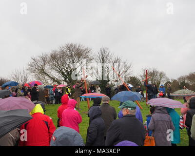 Münster am Meer, Kent, Großbritannien. 30. März, 2018. Karfreitag Zeremonie: Kirchen gemeinsam in Sheppey (CTiS) jährlichen Karfreitagsprozession des Zeugnisses. Drei Holzkreuze wurden von Sheerness, Eastchurch und auf halbem Weg zu einer Zeremonie im Regen an der Spitze der Glen in Münster am See, einer der höchsten Punkte der Insel Sheppey. Der einfache Dienst ist für alle Stückelungen von Kirchen gemeinsam organisiert in Sheppey (CTiS) und auf die grünen Hügel der Insel mit mehr als 35 Jahren statt. Credit: James Bell/Alamy leben Nachrichten Stockfoto