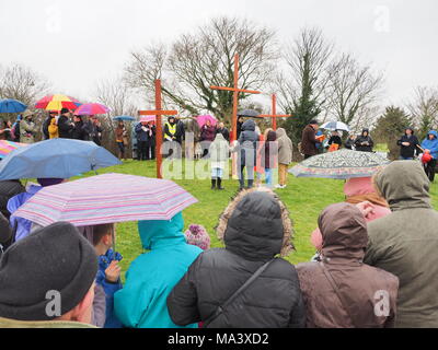 Münster am Meer, Kent, Großbritannien. 30. März, 2018. Karfreitag Zeremonie: Kirchen gemeinsam in Sheppey (CTiS) jährlichen Karfreitagsprozession des Zeugnisses. Drei Holzkreuze wurden von Sheerness, Eastchurch und auf halbem Weg zu einer Zeremonie im Regen an der Spitze der Glen in Münster am See, einer der höchsten Punkte der Insel Sheppey. Der einfache Dienst ist für alle Stückelungen von Kirchen gemeinsam organisiert in Sheppey (CTiS) und auf die grünen Hügel der Insel mit mehr als 35 Jahren statt. Credit: James Bell/Alamy leben Nachrichten Stockfoto
