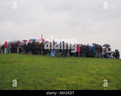 Münster am Meer, Kent, Großbritannien. 30. März, 2018. Karfreitag Zeremonie: Kirchen gemeinsam in Sheppey (CTiS) jährlichen Karfreitagsprozession des Zeugnisses. Drei Holzkreuze wurden von Sheerness, Eastchurch und auf halbem Weg zu einer Zeremonie im Regen an der Spitze der Glen in Münster am See, einer der höchsten Punkte der Insel Sheppey. Der einfache Dienst ist für alle Stückelungen von Kirchen gemeinsam organisiert in Sheppey (CTiS) und auf die grünen Hügel der Insel mit mehr als 35 Jahren statt. Credit: James Bell/Alamy leben Nachrichten Stockfoto