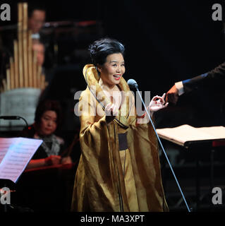 Los Angeles, USA. 29 Mär, 2018. Chinesische Sängerin Gong Linna führt während der Traditionellen Chinesischen Orchester "Bezaubernde China" in Los Angeles, USA, 29. März 2018. Credit: Li Ying/Xinhua/Alamy leben Nachrichten Stockfoto