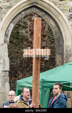 Brentwood Essex, UK. 30. März 2018 Karfreitag Spaziergang des Zeugnisses, wenn ein großes Kreuz ist durch die Straßen von mit religiösen Dienstleistungen im Zentrum der Stadt durchgeführt. Kredit Ian Davidson Alamy leben Nachrichten Stockfoto