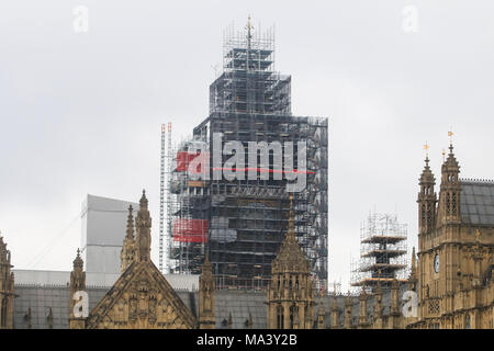 London, Großbritannien. Am 30. März 2018. Elizabeth Tower auch bekannt als Big Ben ist komplett im Gerüst als Teil der großen Europäischen Parlaments Renovierung mit einer Laufzeit von 4 Jahren Credit: Amer ghazzal/Alamy Leben Nachrichten abgedeckt Stockfoto