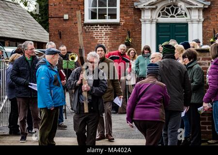 LEOMINSTER, HEREFORDSHIRE, UK - 30. März: Mitglieder der christlichen Gemeinschaft in Leominster sammeln Teil in einer Karfreitagsprozession als Teil der Heiligen Woche und am 30. März 2018. Während der Wanderung von Zeugnis, das sie die symbolische Kreuz von der Baptist Church auf Etnam Street durch die mittelalterlichen Markt Marktplatz zum Kloster Kirche der Church Street, wo das Kreuz errichtet werden. Viele Städte und Dörfer schon halten Sie Spaziergänge oder Märsche des Zeugnisses als Zeichen ihrer gemeinsamen Glauben an den Tod und die Auferstehung von Jesus Christus. Quelle: Jim Holz/Alamy leben Nachrichten Stockfoto