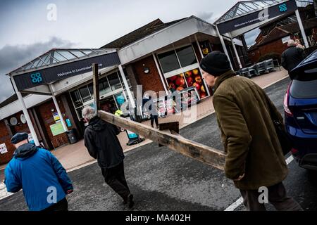 LEOMINSTER, HEREFORDSHIRE, UK - 30. März: Mitglieder der Leominster methodistische Kirche tragen das Kreuz auf den lokalen Co-op Supermarkt als christliche Gemeinschaft in Leominster sammeln Teil in einer Karfreitagsprozession als Teil der Heiligen Woche und am 30. März 2018. Während der Wanderung von Zeugnis, das sie die symbolische Kreuz von der Baptist Church auf Etnam Street durch die mittelalterlichen Markt Marktplatz zum Kloster Kirche der Church Street, wo das Kreuz errichtet werden. Viele Städte und Dörfer schon halten Sie Spaziergänge oder Märsche des Zeugnisses als Zeichen ihrer gemeinsamen Glauben an den Tod und die resurrectio Stockfoto