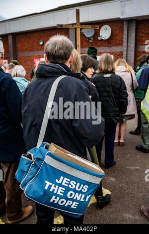 LEOMINSTER, HEREFORDSHIRE, UK - 30. März: eine Tasche mit der Botschaft "Jesus der einzige' gesehen wird als Mitglieder der christlichen Gemeinschaft in Leominster sammeln Teil in einer Karfreitagsprozession als Teil der Heiligen Woche und am 30. März 2018. Während der Wanderung von Zeugnis, das sie die symbolische Kreuz von der Baptist Church auf Etnam Street durch die mittelalterlichen Markt Marktplatz zum Kloster Kirche der Church Street, wo das Kreuz errichtet werden. Viele Städte und Dörfer schon halten Sie Spaziergänge oder Märsche des Zeugnisses als Zeichen ihrer gemeinsamen Glauben an den Tod und die Auferstehung von Jesus Christus. Die Christliche Stockfoto