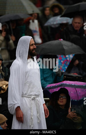 Am Karfreitag am Osterabend porträtierte die Besetzung von Wintershall CIO die „Passion“ und die Auferstehung Jesu Christi auf dem Trafalgar Square als Bühne. Christus wird von James Burke-Dunsmore gespielt, der die Menge durch die Geschichte der „Wunder“, das letzte Abendessen und vorerst die Kreuzigung führt, bevor sie wieder hier aufsteht Stockfoto