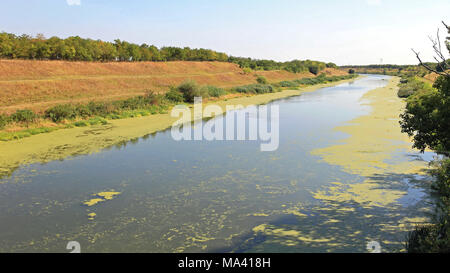 Künstliche Wasserstraße Kanal DTD in der Vojvodina in Serbien Stockfoto