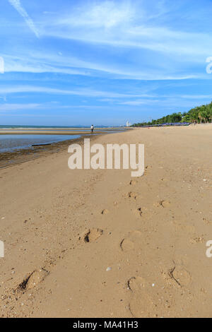 Spuren des Menschen auf Sand am Strand von Cha-am Phetchaburi, Thailand Stockfoto