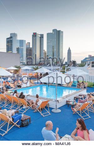 Pool auf einer Dachterrasse mit der Wolkenkratzer das ...