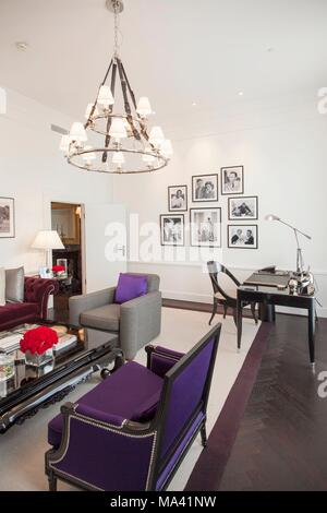 Ein Wohnzimmer in einer Suite im Hotel Vier Jahreszeiten, Hamburg Stockfoto