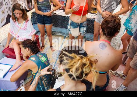 Touristen auf dem Hippiemarkt in Las Dalias Ibiza, Spanien Stockfoto