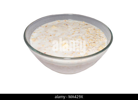 Haferflocken mit Milch in Glas transparente Platte auf weißem Hintergrund isoliert Stockfoto