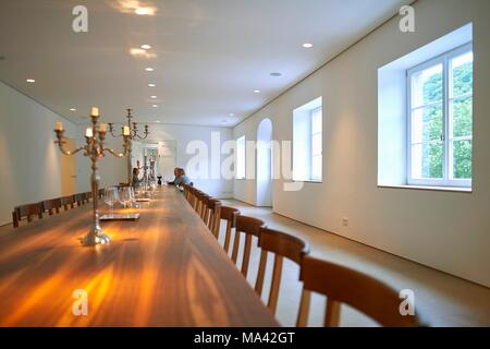 Ein langer Tisch bereit für eine Weinprobe im Herrenhaus des Winzers Markus Molitor Stockfoto