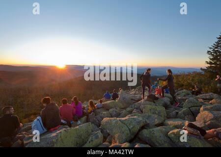 Wanderer im Morgenlicht im Nationalpark Bayerischer Wald, Deutschland Stockfoto