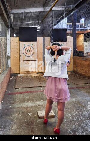 Die Trendsportart der Hinterhof Axtwerfen in Toronto, Kanada Stockfoto