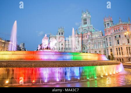 Der Palacio de Cibeles mit dem farbig beleuchteten Brunnen Fuente de Cibeles in Madrid, Spanien Stockfoto