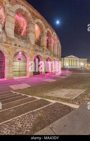 Die beleuchtete Arena auf der Piazza Bra in Verona, Italien Stockfoto