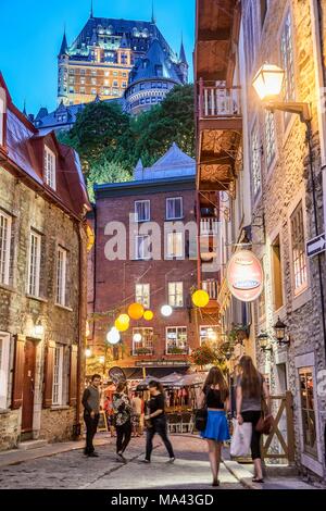 Eine Seitenstraße mit Blick auf das Château Frontenac in Quebec, Kanada Stockfoto