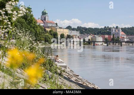 Die Ufer des Inn und Blick auf die Altstadt von Passau in Bayern, Deutschland Stockfoto