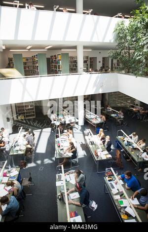 Ein Blick in die Universitätsbibliothek im Kloster St. Nikola in Passau, Bayern, Deutschland Stockfoto