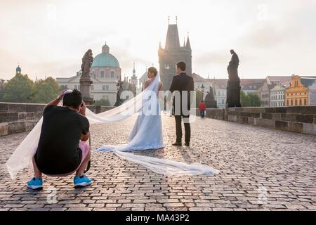 Eine Braut und Bräutigam in ihr Foto auf der Karlsbrücke in Prag, Tschechische Republik Stockfoto