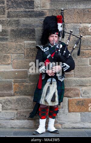 Ein dudelsack in der Altstadt von Edinburgh, Schottland Stockfoto