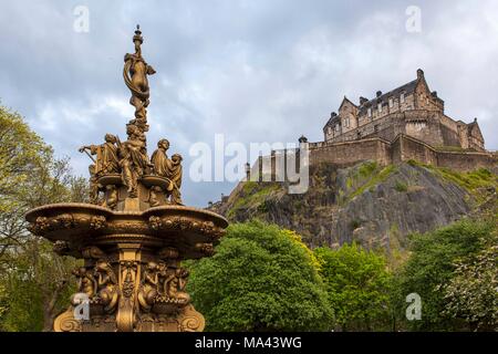 Ross Brunnen mit im Hintergrund das Schloss Edinburgh, Edinburgh, Schottland Stockfoto