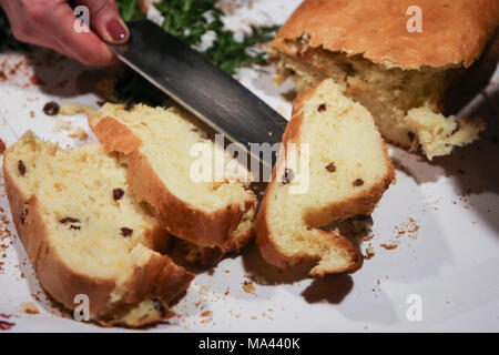 Die traditionelle polnische Ostern Kuchen (Polnisch: babka wielkanocna) ist am 'serviert Pod Aniolami 'polnische Küche Restaurant in der Krakauer Altstadt. Am Dienstag, den Stockfoto