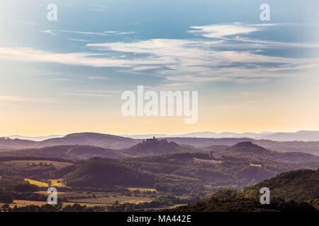 Blick auf die Wartburg über Eisenach vom Hörselberg Berg in Thüringen, Deutschland Stockfoto