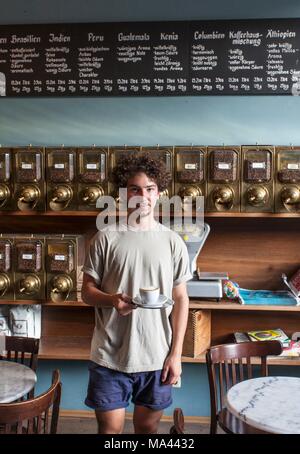 Ein Mitarbeiter von 'Café Hilgenfeld" auf dem Domplatz in Erfurt, Thüringen, Deutschland Stockfoto