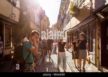 Passanten auf der Krämerbrücke in Erfurt, Thüringen, Deutschland Stockfoto