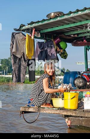 Wäscheservice Tag auf einem Hausboot auf dem Mekong Delta in Vietnam. Stockfoto