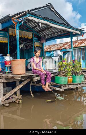 Ein junges Mädchen auf einem Hausboot auf dem Mekong Delta in Vietnam. Stockfoto